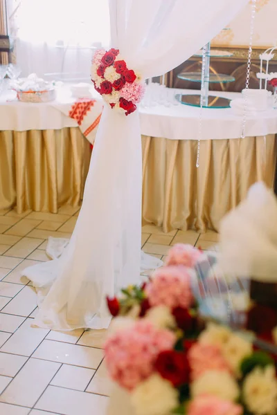 A parte do arco de casamento decorada com rosas vermelhas e brancas . — Fotografia de Stock
