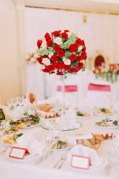 Dikey kırmızı ve beyaz gül buketi görünümünü düğün tablo kümesi Süsle.