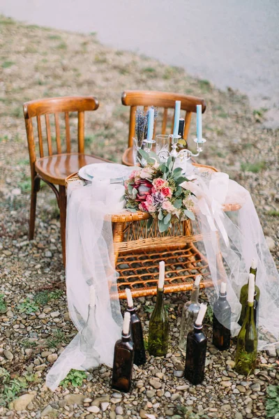 Deniz kenarı çiçeklerle süslenmiş güzel düğün masa seti. — Stok fotoğraf