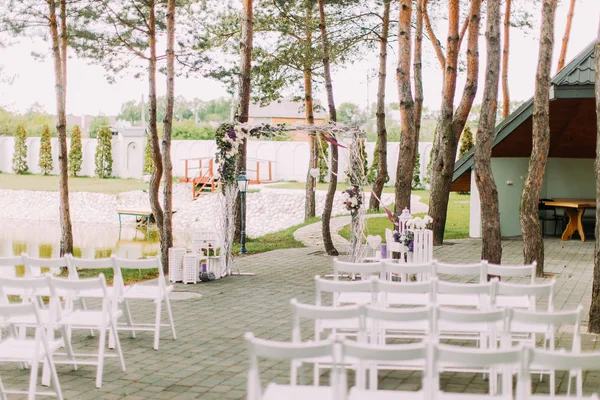 Dekorasyon düğün töreni parkta. Çiçekli düğün kemer.