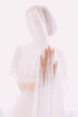 Odak düğün peçe altında gelinin el görünümünü yakın çekim.