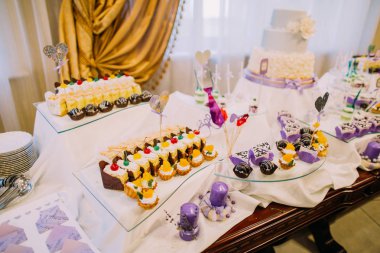 Düğün için tatlı tablosu.