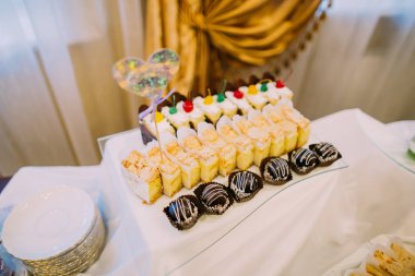 Tatlı düğün bar. Düğün masa üzerinde farklı lezzetli kek ayarla.