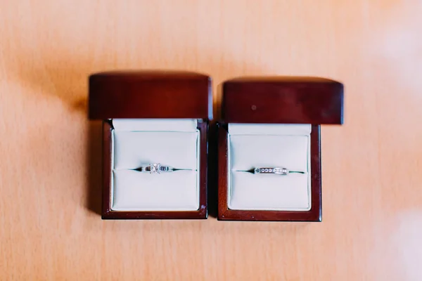 As caixas de jóias com anéis de casamento de prata . — Fotografia de Stock