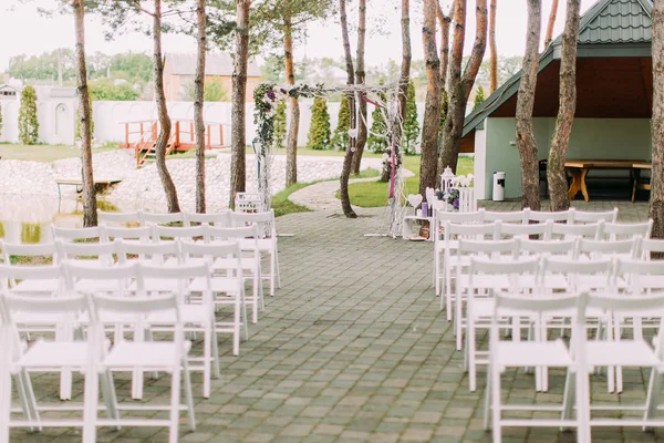 在公园举行婚礼的装饰。美丽的装饰婚礼拱门与花卉. — 图库照片