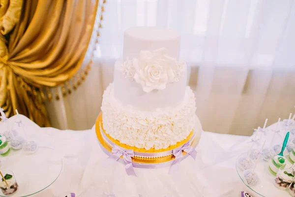 Vista horizontal del pastel de boda de mazapán blanco decorado con rosas . —  Fotos de Stock