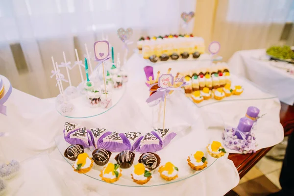 Zestaw stół ślub pokryte różne słodycze i cukierki bar znak. — Zdjęcie stockowe