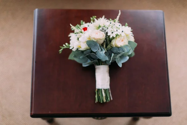 Fenti nézet esküvői csokor fehér rózsát a kávé-tábla. — Stock Fotó