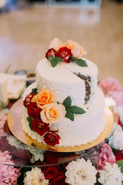 Close-up view of the wedding cake decorated with colourful roses. — Stock Photo, Image