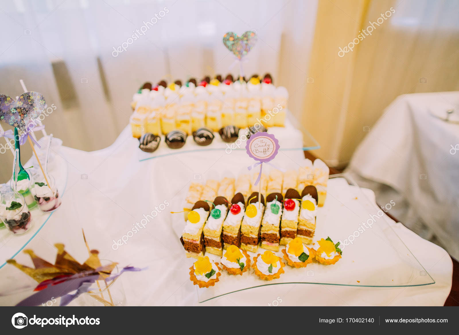 Recepción de la boda del postre. Deliciosos trozos de pasteles en la mesa  con el signo de buffet de caramelos . — Foto de stock #170402140 ©  imidglviv.gmail.com, image size:1600x1167
