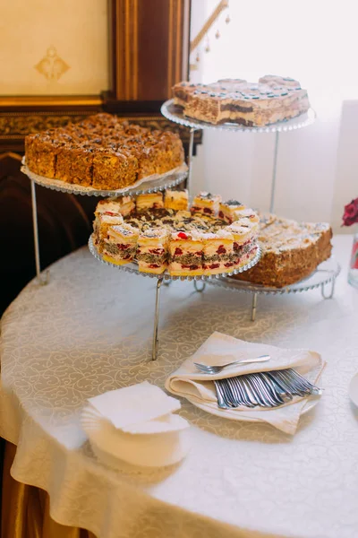 Vue verticale des différents gâteaux sur les stands de desset . — Photo