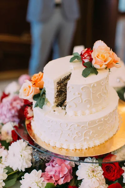 Schöne Hochzeitstorte mit bunten Rosen dekoriert. — Stockfoto