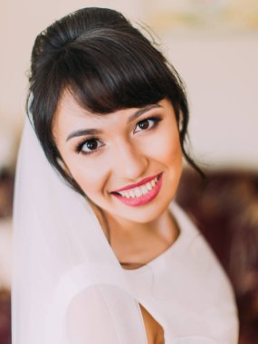 Neşeli güzel gelin. Yakın çekim portre.