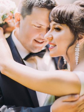 Romantik sevimli gelin sarılma damat portresi.