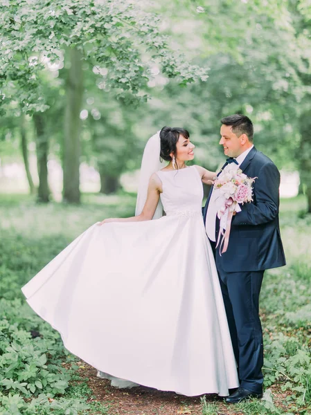 Emocional foto de larga duración de la feliz pareja de recién casados caminando por el bosque . —  Fotos de Stock