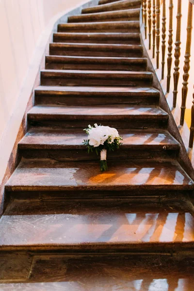 Ramo de boda blanco en las escaleras de madera . — Foto de Stock