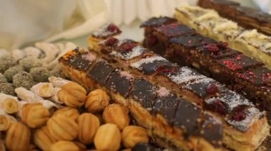 Zevkli kek ve ekmek üzerinde büyük çanak hizmet