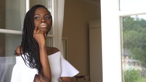 Bella giovane afroamericana modello di moda femminile in posa all'interno e attende qualcosa — Video Stock