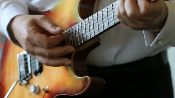 El hombre toca en una guitarra — Vídeos de Stock