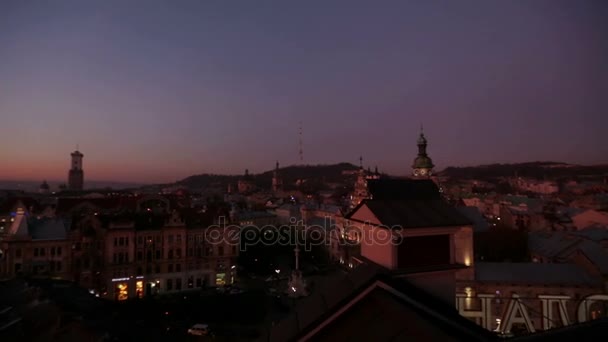 Blick über die Dächer in den Abendhimmel über der Stadt — Stockvideo