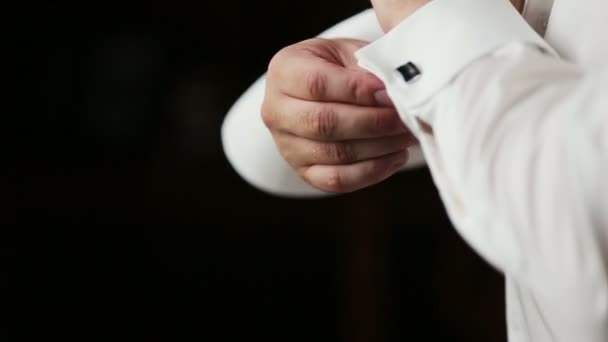 Elegante novio lleva gemelos de diamantes de cerca en el fondo negro. Preparación de boda — Vídeos de Stock