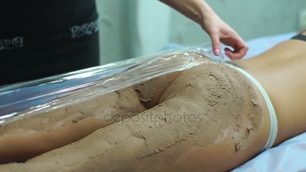 뷰티 살롱 점령입니다. 의사는 진흙으로 덮여 여자 시체는 clingfilm을 씌우고는. — 비디오