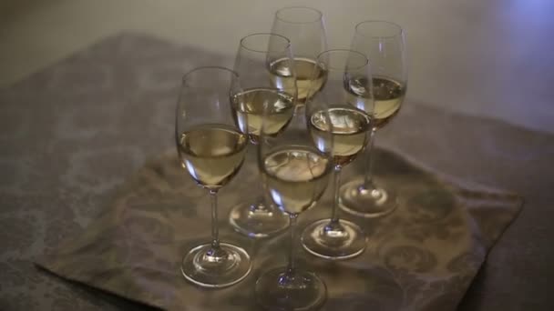 Nahaufnahme der Champagnergläser auf dem Hochzeitstisch. — Stockvideo