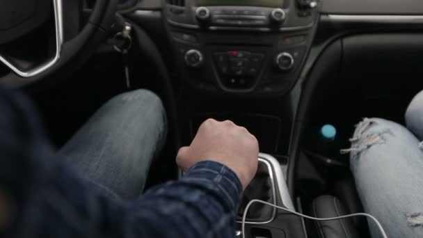 Close-up view of the woman hand holding the arm of the man in the driving car. — Stock Video