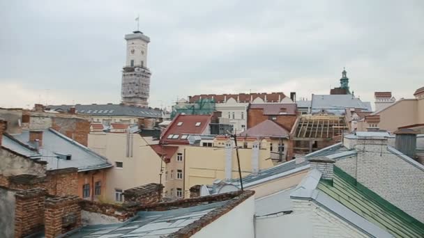 Взгляните на крыши города, покрытые тяжелыми облаками. — стоковое видео