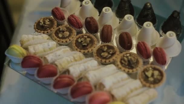 Leckere Süßigkeiten auf Glasplatten serviert — Stockvideo