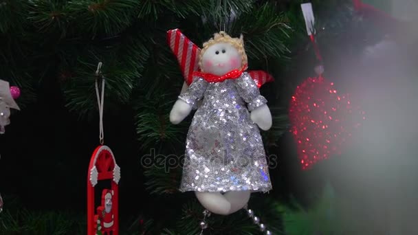 La jolie poupée à la main avec des étincelles suspendues sur le sapin de Noël . — Video