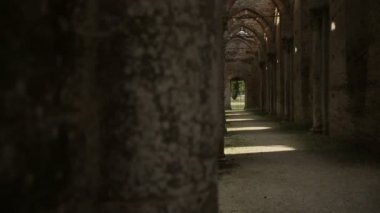 Eski bir medieaval Gotik kilise yıkılmış kapalı atış günbatımında yaktı