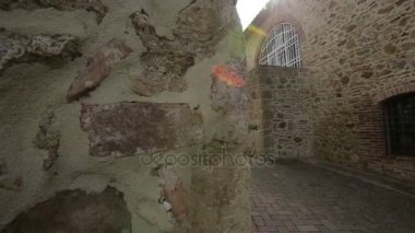 Eski tuğla courtyard bir ortaçağ kalesi güneşli yaz gün