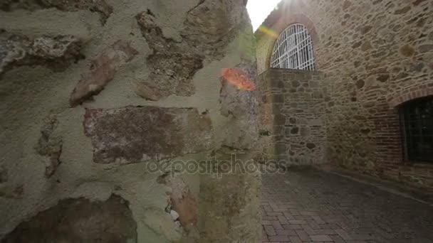 Vecchio cortile in mattoni di un castello medievale in soleggiata giornata estiva — Video Stock