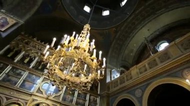 Chandlier mum ile eski kilisede tavandan asılı