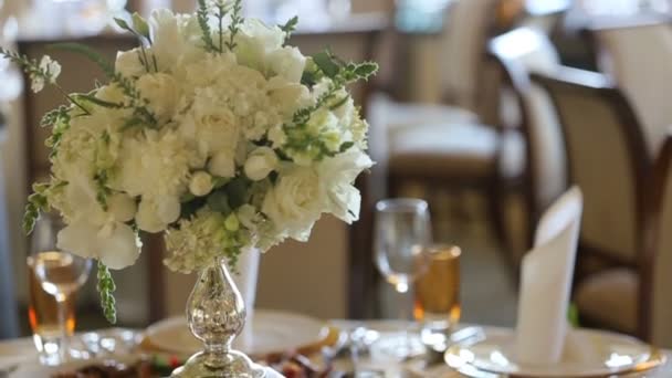 Bouquets brancos ricos está na mesa redonda do jantar — Vídeo de Stock