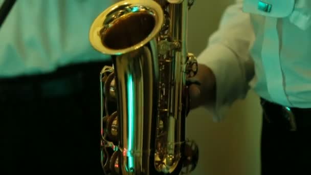 Homme joue sur saxophone doré — Video