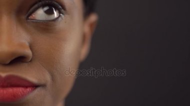 Kırmızı dudaklar ile siyah kadın yüzü yarısı