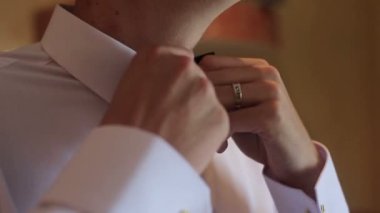 Damat papyon bağlıyor. Yakın çekim yan görünüm.