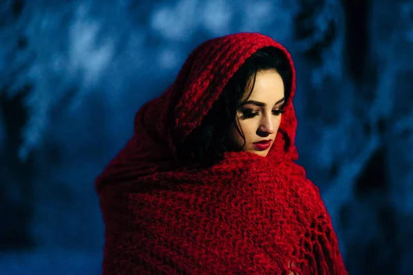 Брюнетка нареченої макіяж червоним помади загорнуті шарф снігу взимку ніжно нічний портрет вечір. — стокове фото