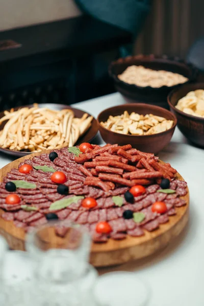 Düğün masa üzerinde farklı meze dikey çekim ayarlayın. Yemekler çeşitli sosis ve fiş dolu. — Stok fotoğraf