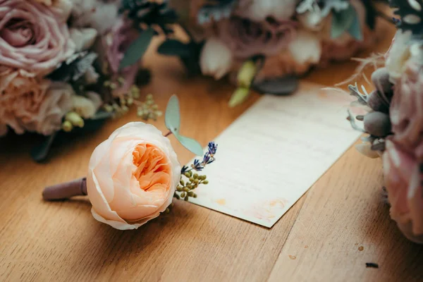 Composição de flores. A suave rosa laranja claro está deitado no cartão-postal rodeado por quantidade de rosas. Vista horizontal . — Fotografia de Stock