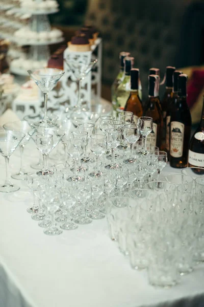 Düğün masa seti gözlük çeşitleri ve şişe alkol ile kaplı.