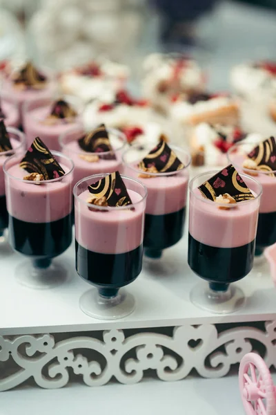 Un conjunto de sabrosos postres de chocolate y frutas de boda decorados con un trozo de chocolate . —  Fotos de Stock