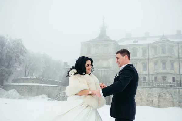 Meio comprimento retrato feliz sorrindo belos recém-casados segurando as mãos ao ar livre inverno ano novo casamento de Natal . — Fotografia de Stock