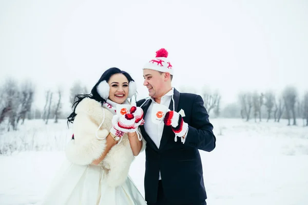 Close Up Retrato Recém-casados Casal Chapéus Engraçados Segurando Copos Cofee Chá Inverno Neve Casamento Luvas Feliz Divertimento . — Fotografia de Stock