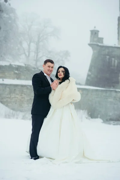 Full Length Vertical Shot Newlyweds Couple Wedding Hugging Snow Winter Christmas New Year Holding Hands Outdoor. — Stock Photo, Image