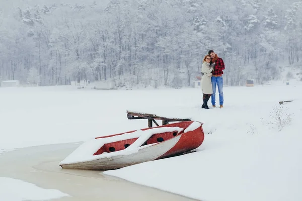 Horizontal casal amoroso sorridente feliz abraçando barco inverno nevado prado floresta isolado Natal Ano Novo . — Fotografia de Stock