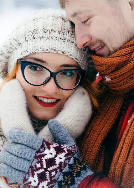Nahaufnahme vertikales Porträt liebevolles glückliches Paar umarmt berührende Hände Winter im Freien schön lächelnd. — Stockfoto