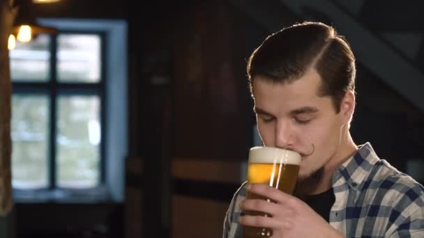 Detailní Portrét muže s knírem brooklyn barman pití piva a otíraje pěnu z jeho kníry. — Stock video